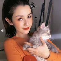 Hankiz Omar berada di bawah naungan Mountain Top Entertainment, agensi artis yang berbasis di Beijing. Foto: Instagram/@hanikezi