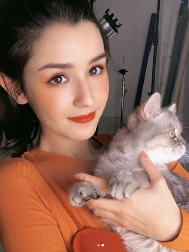 Hankiz Omar berada di bawah naungan Mountain Top Entertainment, agensi artis yang berbasis di Beijing. Foto: Instagram/@hanikezi