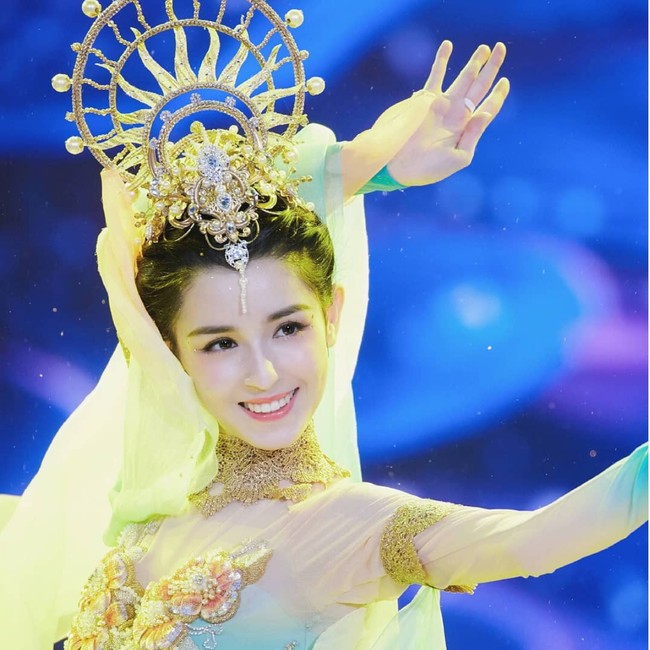 Nama Hankiz Omar dikenal setelah tampil dalam reality TV ‘The Chinese Youth’ pada 2018. Wanita 25 tahun ini mencuri perhatian dengan tarian etnik khas tanah kelahirannya. Foto: Instagram/@hanikezi