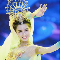 Nama Hankiz Omar dikenal setelah tampil dalam reality TV ‘The Chinese Youth’ pada 2018. Wanita 25 tahun ini mencuri perhatian dengan tarian etnik khas tanah kelahirannya. Foto: Instagram/@hanikezi