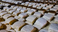 Tahu yang sudah jadi kemudian akan dikemas pada sore harinya. Tahu dijual ke pasar swalayan hingga bisa dikonsumsi langsung pelanggan.
