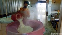 Naiknya harga kedelai membuat produksi tahu di pabrik ini mengalami penurunan.