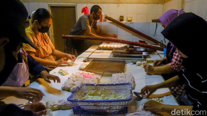 Harga kedelai global saat ini telah bergerak naik. Naiknya harga kedelai membuat produksi tahu di usaha mikro, kecil, dan menengah (UMKM) di Tangerang Selatan terganggu.