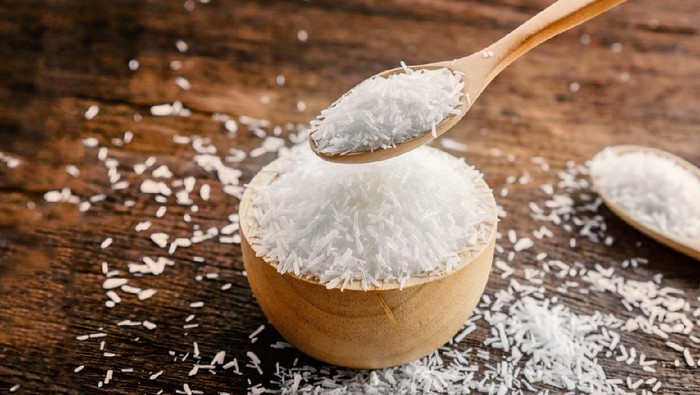 Ilustrasi Micin mono sodium glutamate (MSG) or seasoning ,gourmet powder on wooden table