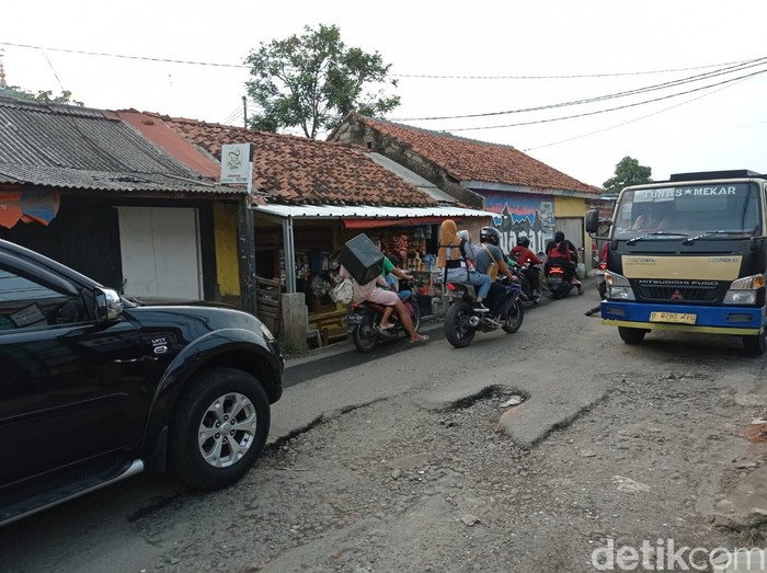 Jl Pabuaran di Kabupaten Bogor masih rusak. 25 Mei 2021. (Sachril Agustin Berutu/detikcom)