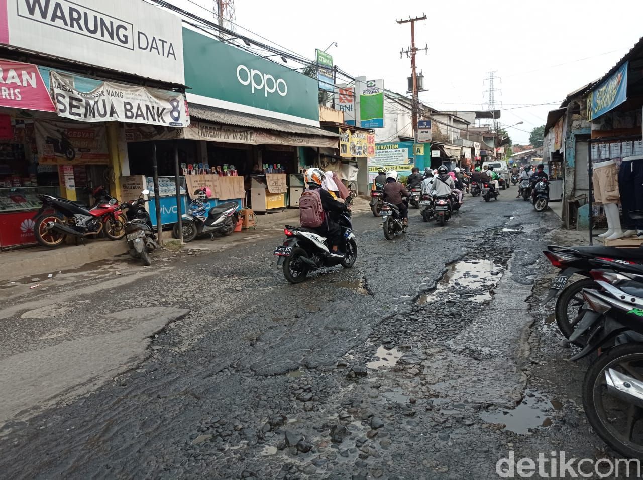 Jl Pabuaran di Kabupaten Bogor masih rusak. 25 Mei 2021. (Sachril Agustin Berutu/detikcom) Jl Pabuaran di Kabupaten Bogor masih rusak. 25 Mei 2021. (Sachril Agustin Berutu/detikcom)