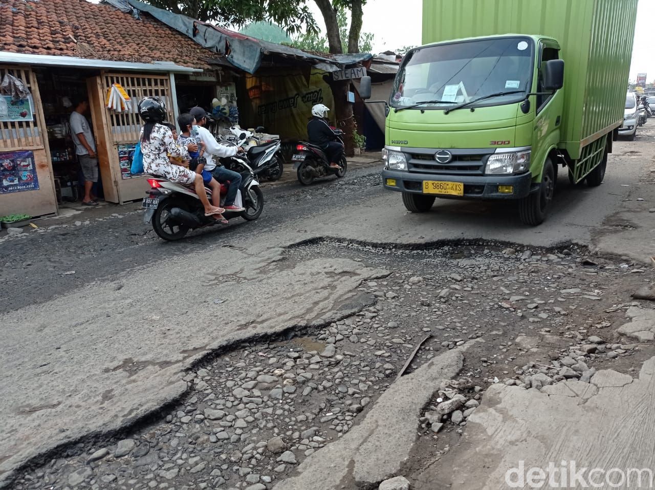 Jl Pabuaran di Kabupaten Bogor masih rusak. 25 Mei 2021. (Sachril Agustin Berutu/detikcom) Jl Pabuaran di Kabupaten Bogor masih rusak. 25 Mei 2021. (Sachril Agustin Berutu/detikcom)