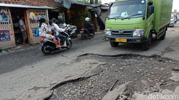 Jl Pabuaran di Kabupaten Bogor masih rusak. 25 Mei 2021. (Sachril Agustin Berutu/detikcom)