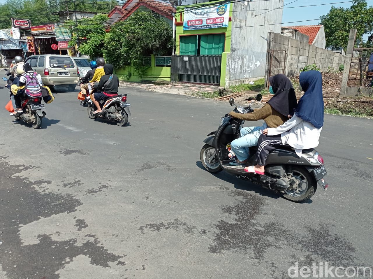 Jl Raya Cikaret Yang Sempat Rusak Dan Berlubang Kini Telah Diaspal