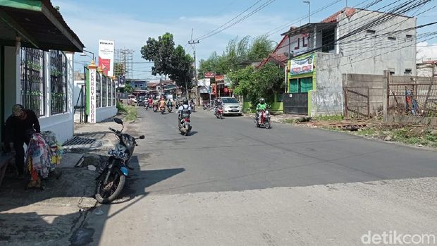 Jl Raya Cikaret di Kabupaten Bogor yang dulu berlubang kini sudah diaspal.  25 Mei 2021. (Sachril Agustin Berutu/detikcom)