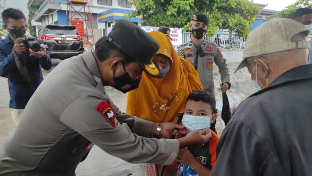 Kapolda Maluku Utara (Malut) Irjen Risyapudin Nursin terjun langsung meninjau pelaksanaan rapid test antigen di Pelabuhan Semut Ternate. (dok Istimewa)