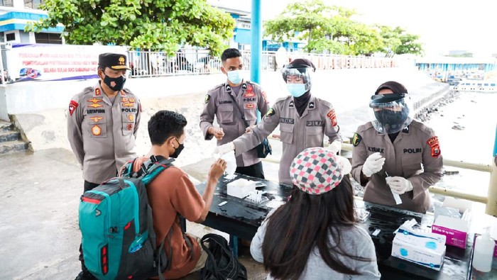 Kapolda Maluku Utara (Malut) Irjen Risyapudin Nursin terjun langsung meninjau pelaksanaan rapid test antigen di Pelabuhan Semut Ternate. (dok Istimewa)