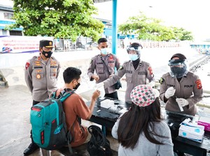 Kapolda Malut Turun ke Pelabuhan Semut, Cek Rapid Test Arus Balik