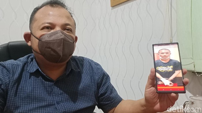 Kasat Reskrim Polres Kendal AKP Tri Agung Suryomicho menunjukkan foto pelaku yang lukai teman kencan, Selasa (25/5/2021).