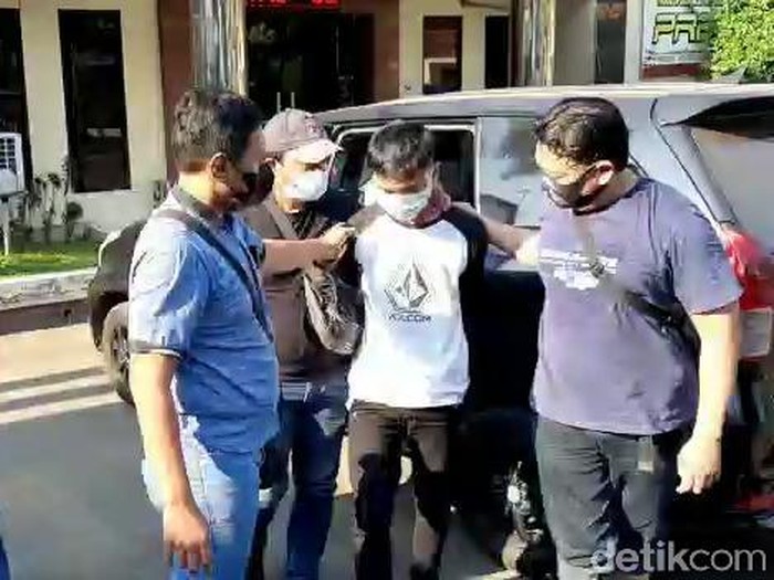 Polisi menangkap pemuda yang memukuli karyawati restoran di Pasuruan. Pelaku mengakui telah menganiaya tunangannya sendiri.