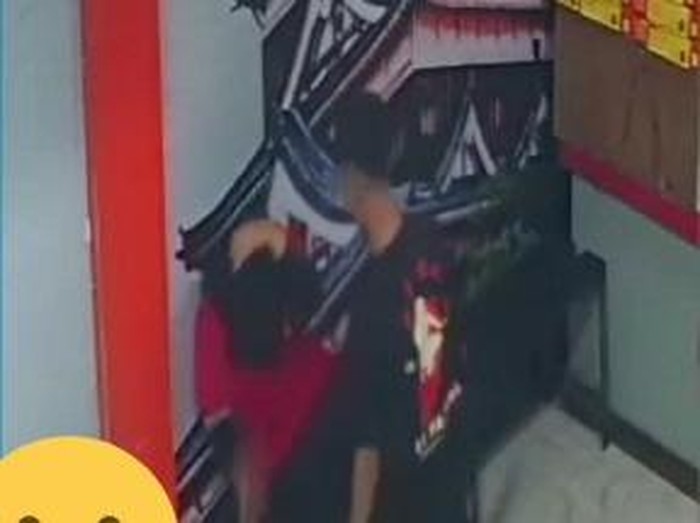Seorang pemuda memukuli karyawati sebuah restoran di Pasuruan. Aksi brutal itu terekam CCTV dan videonya viral.