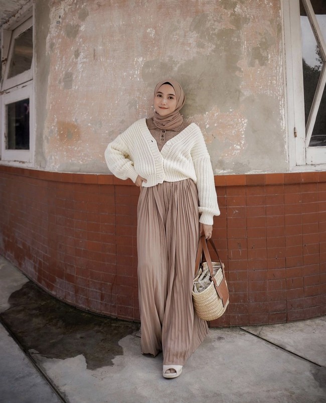 Khaerunnisa atau lebih dikenal dengan nama Nisa Cookie ini memadukan dress dengan crop outer rajut putih. Gaya ini juga bisa kamu gunakan untuk membuat penampilan semakin feminin. Foto: Dok. Instagram @nisacookie.