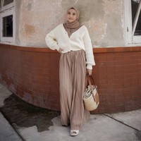 Khaerunnisa atau lebih dikenal dengan nama Nisa Cookie ini memadukan dress dengan crop outer rajut putih. Gaya ini juga bisa kamu gunakan untuk membuat penampilan semakin feminin. Foto: Dok. Instagram @nisacookie.