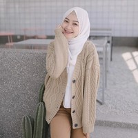 Sari Endah Pratiwi memakai hijab pashmina putih yang dibentuk menutupi bagian dada. Ia memadukan dengan cardigan rajut warna nude. Bawahanya ia memakai celana warna cokelat. Foto: Dok. Instagram @saritiw.