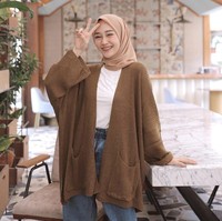 Buat kamu hijabers yang tak mau ribet, cardigan rajut bisa membuat penampilan kamu semakin stylish. Seperti selebgram hijab Sinta Sri Antan ini, ia mengenakan oversized outer knit cokelat tua dengan kaus putih dan jeans. Foto: Dok. Instagram @sin.sr.
