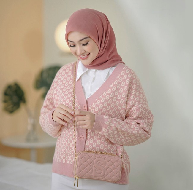 Kamu ingin menghadiri acara formal? Bisa juga memakai outer bahan rajut. Kamu tinggal memakai kemeja dan celana putih seperti Indah Nada Puspita ini. Hijabnya senada dengan warna outer knitnya. Foto: Dok. Instagram @buttonscraves.