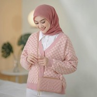 Kamu ingin menghadiri acara formal? Bisa juga memakai outer bahan rajut. Kamu tinggal memakai kemeja dan celana putih seperti Indah Nada Puspita ini. Hijabnya senada dengan warna outer knitnya. Foto: Dok. Instagram @buttonscraves.