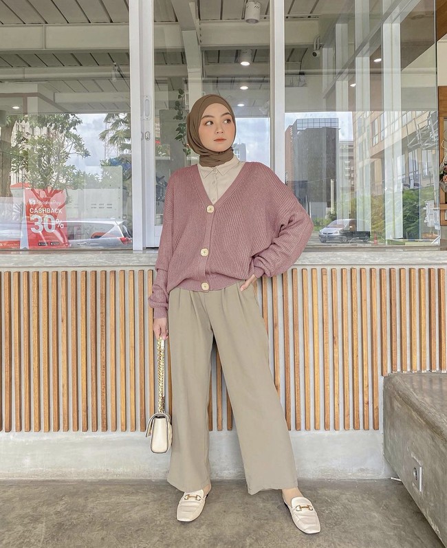 Bingung mix and match cardigan rajut, kamu bisa sontek dari model hijab ini. Ia memakai outer rajut pink dipadu dengan pants dan hijab bernuansa earth tone. Foto: Dok. Instagram @vanillahijabcatalog.