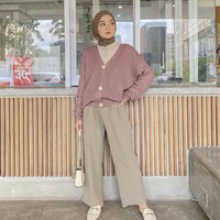 Bingung mix and match cardigan rajut, kamu bisa sontek dari model hijab ini. Ia memakai outer rajut pink dipadu dengan pants dan hijab bernuansa earth tone. Foto: Dok. Instagram @vanillahijabcatalog.