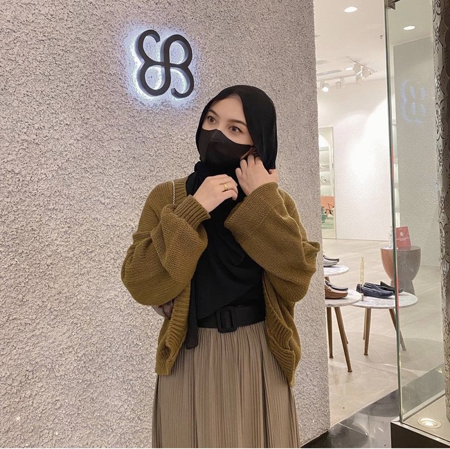 Ketika ingin menghangatkan badan saat musim hujan, cardigan rajut merupakan atasan yang tepat untuk kamu kenakan. Selebgram Namira Mamora atau Mimi memadukan rok plisket cokelat dan crop outer bahan rajut. Gaya simpel ini bisa untuk hangout atau foto OOTD. Foto: Dok. Instagram @namiramamora.