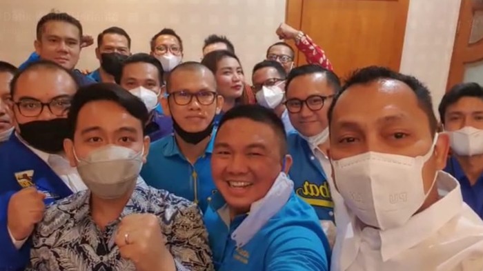 Wali Kota Solo Gibran Rakabuming bersama kader KNPI.