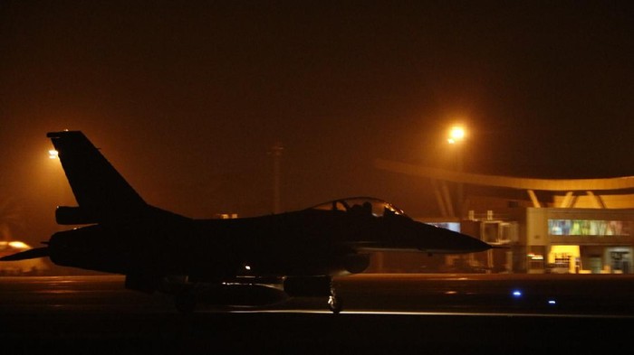 Latihan terbang malam Skadron Tempur TNI AU (Foto: dok Kapentak Lanud)