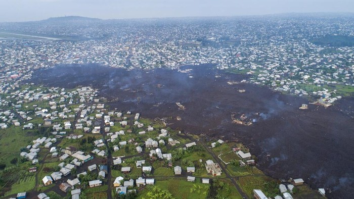 Lava Gunung Nyiragongo Lahap Ratusan Rumah Warga Kongo Lava from the eruption of Mount Nyiragongo cuts through Buhene north of Goma, Congo Monday, May 24, 2021. Residents returned to destroyed homes and searched for missing loved ones on the outskirts of Goma as officials called for vigilance amid small tremors after the large volcano erupted Saturday May 22, 2021 . Β Mount Nyiragongo sent torrents of lava into villages after dark with little warning, leaving at least 15 people dead amid the chaos and destroying more than 500 homes. (AP Photo/Justin Kabumba)