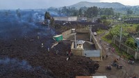 Seperti dilansir Associated Press, Senin (24/5/2021), otoritas setempat melaporkan bahwa aliran lahar dari erupsi Gunung Nyiragongo itu menghancurkan lebih dari 500 rumah. AP Photo/Justin Kabumba  