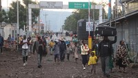 Badan anak-anak Perserikatan Bangsa-bangsa (PBB), UNICEF, melaporkan bahwa sedikitnya 5.000 warga kota Goma terpaksa mengungsi dari rumah-rumah mereka menyeberangi perbatasan ke wilayah Rwanda. Sekitar 25.000 orang lainnya mengungsi ke kota Sake. AP Photo/Clarice Butsapu  
