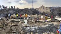 Dalam letusan terbaru, desa-desa yang berada di sekitar gunung api itu terkena dampaknya. Salah satu warga setempat, Aline Bichikwebo dan bayinya berhasil menyelamatkan diri dari aliran lahar yang menerjang desa mereka. AP Photo/Clarice Butsapu  