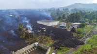 Aliran lahar menerjang pedesaan di Kongo bagian timur setelah Gunung Nyiragongo meletus dengan sedikit peringatan pada akhir pekan. Sedikitnya 15 orang tewas dan puluhan ribu orang mengungsi di tengah kekacauan yang dipicu erupsi gunung api itu di Kongo. AP Photo/Justin Kabumba  