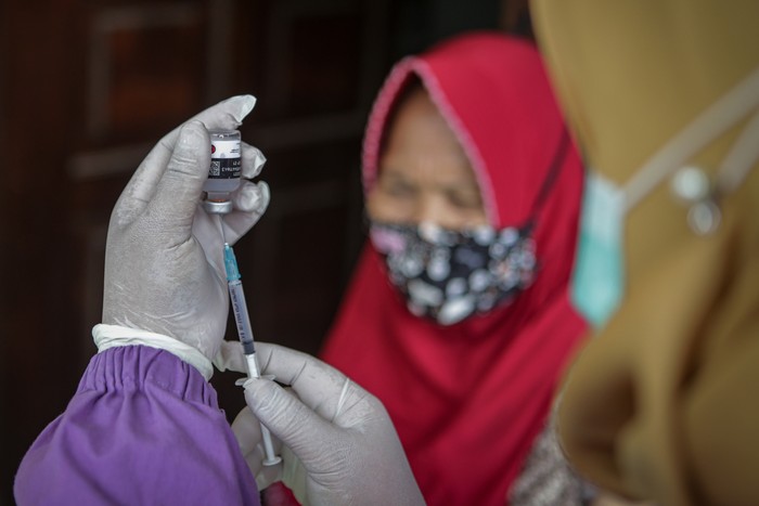 Program vaksinasi COVID-19 gencar dilakukan di Indonesia. Di Tangerang, ada layanan vaksinasi virus Corona dari rumah ke rumah untuk warga lansia.