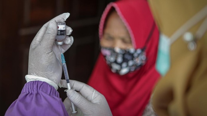 Program vaksinasi COVID-19 gencar dilakukan di Indonesia. Di Tangerang, ada layanan vaksinasi virus Corona dari rumah ke rumah untuk warga lansia.