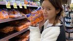 Imutnya Lee Hyeri My Roomate is A Gumiho Makan Sandwich dan Minum Jus