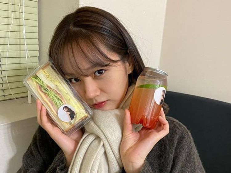 Imutnya Lee Hyeri My Roomate is A Gumiho Makan Sandwich dan Minum Jus