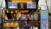 Momen lainnya saat berada di depan food truck juga ia bagikan lewat Instagram miliknya. Sepertinya food truck ini adalah kiriman dari penggemarnya. Foto: Instagram @hyeri_0609