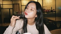 Aktris cantik berusia 28 tahun (usia Korea) ini juga sering kulineran ke kafe. Salah satu momennya saat menikmati secangkir teh dan kue stroberi satu ini. Foto: Instagram @hyeri_0609