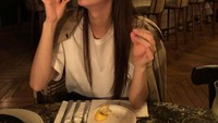 Momen Hyeri saat menikmati seafood mentah juga ia abadikan. Seafood itu ia berikan air lemon sebelum disantap. Foto: Instagram @hyeri_0609