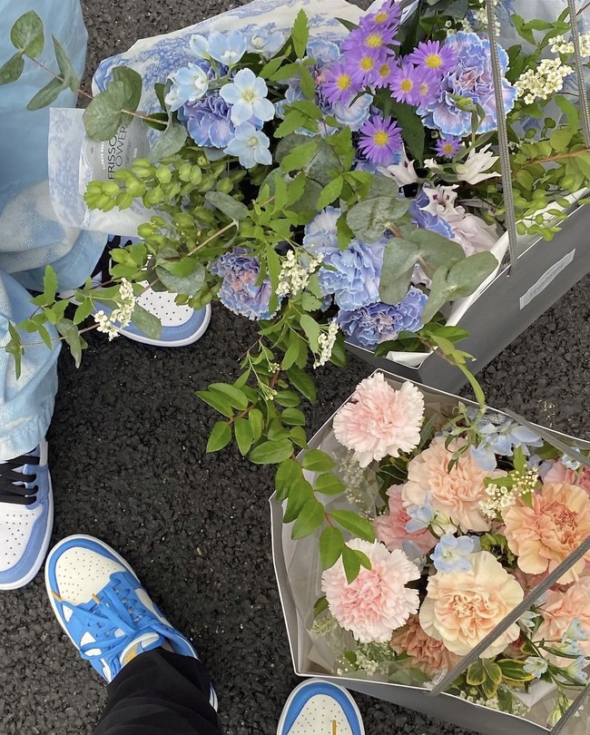 Baru-baru ini, Lee Da In mengunggah foto buket bunga dengan caption manis, “Aku cinta kamu. Jaga kesehatan.” Penggemar dapat langsung mengenali sepatu Lee Seung Gi, yang dikenakan di acara Master in the House. Foto: dok. Instagram xx__dain