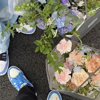 Baru-baru ini, Lee Da In mengunggah foto buket bunga dengan caption manis, “Aku cinta kamu. Jaga kesehatan.” Penggemar dapat langsung mengenali sepatu Lee Seung Gi, yang dikenakan di acara Master in the House. Foto: dok. Instagram xx__dain