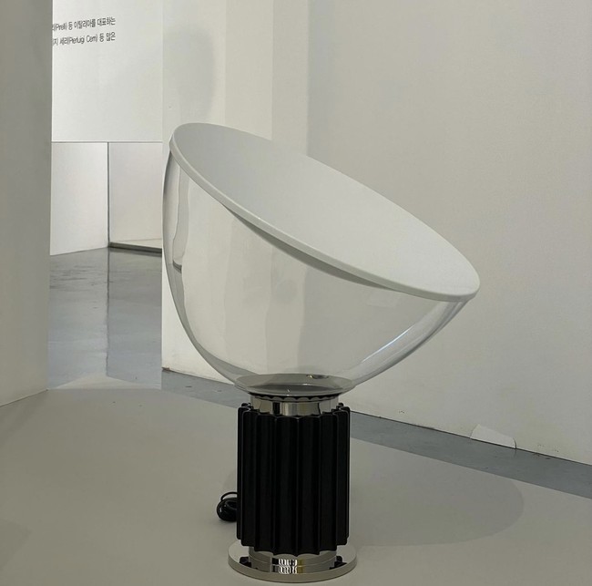 “Apa itu seni,” tulis Lee Da In, yang mengunggah kumpulan seri foto perabotan pada 26 Maret 2021. Penggemar Lee Seung Gi langsung mengenali sebuah lampu yang familiar pada slide ketiga postingannya. Foto: dok. Instagram xx__dain