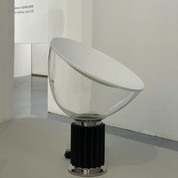 “Apa itu seni,” tulis Lee Da In, yang mengunggah kumpulan seri foto perabotan pada 26 Maret 2021. Penggemar Lee Seung Gi langsung mengenali sebuah lampu yang familiar pada slide ketiga postingannya. Foto: dok. Instagram xx__dain