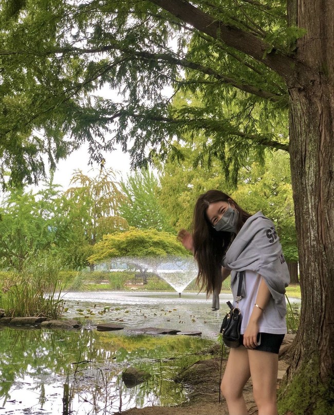 Lee Seung Gi dan Lee Da In pernah mengunggah foto dengan latar serupa, yang menunjukkan pemandangan hijau pada 21 September 2020. Menurut cocoklogi penggemar, pasangan ini mendatangi tempat yang sama. Foto: dok. Instagram xx__dain