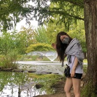 Lee Seung Gi dan Lee Da In pernah mengunggah foto dengan latar serupa, yang menunjukkan pemandangan hijau pada 21 September 2020. Menurut cocoklogi penggemar, pasangan ini mendatangi tempat yang sama. Foto: dok. Instagram xx__dain