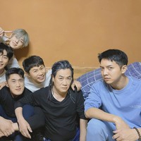 Lee Seung Gi terlihat mengenakan gelang serupa saat berfoto bersama para member acara Master in the House. Sang aktor bahkan mengenakan gelang couple-nya dengan Lee Da In dalam sejumlah episode. Foto: dok. Facebook SBS Master in the House